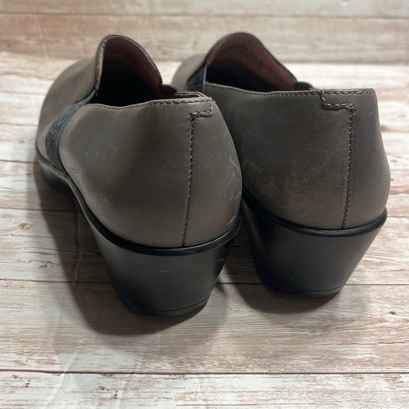 Dansko Clogs Gray With Navy Floral Trim - Picture 6 of 9